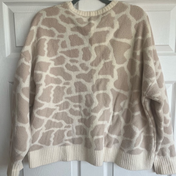 LOFT NWT Light Pink and Cream Super Cozy Giraffe Print Sweater - Picture 2 of 3